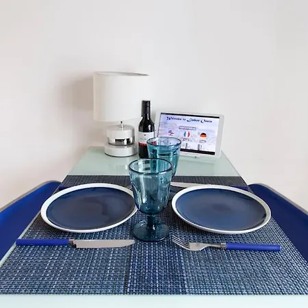 Alfama I, Eco-penthouse With View & French Balcony شقة